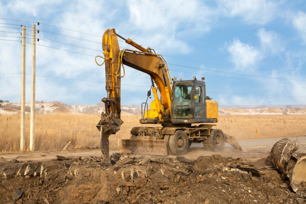 מחפרון באתר עבודה